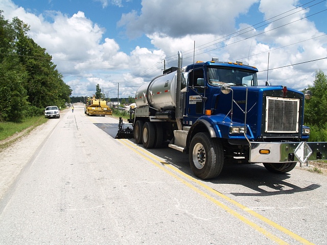 Cape Seal - это обработка поверхности дорожного полотна, предназначенная для продления срока службы дорожных покрытий в хорошем состоянии